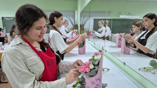 🌸 Поздравляем первых юных флористов города! В ЧТТПиК учащиеся школ…